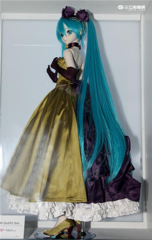 「看得見的聲音：初音未來」特展，日本空運來台原汁原味以玻璃纖維特製人形偶，1比1完美比例打造，讓粉絲體驗偶像的真實感。（記者邱榮吉/攝影）