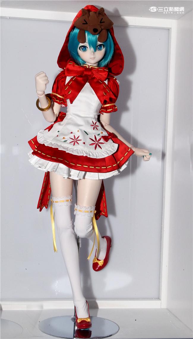 「看得見的聲音：初音未來」特展，日本空運來台原汁原味以玻璃纖維特製人形偶，1比1完美比例打造，讓粉絲體驗偶像的真實感。（記者邱榮吉/攝影）