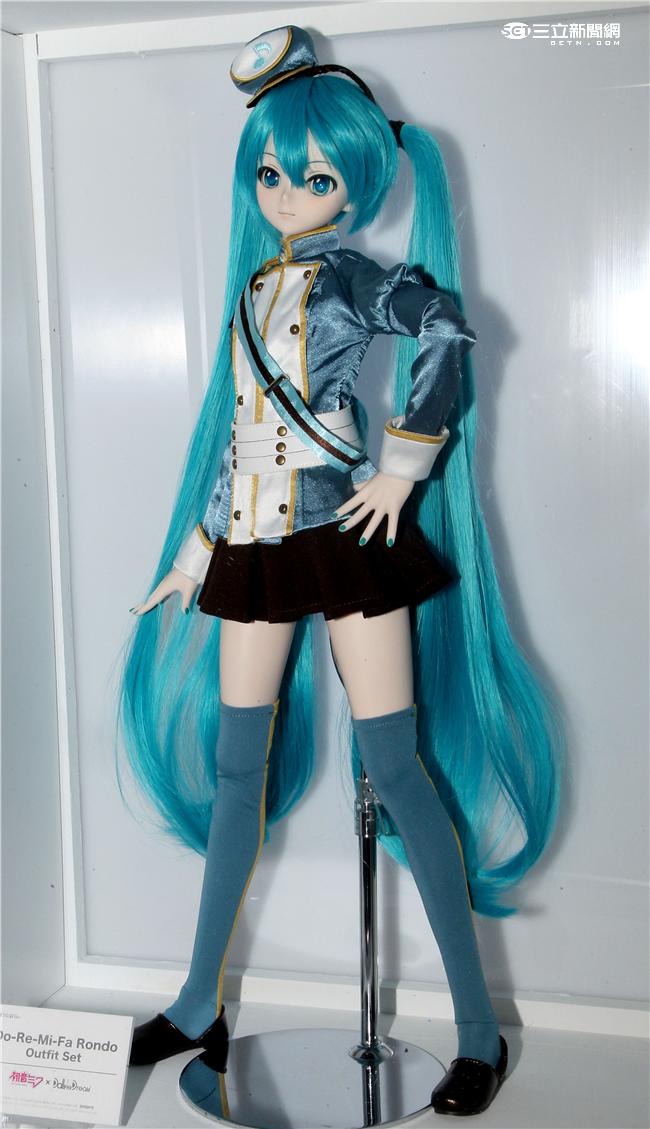 「看得見的聲音：初音未來」特展，日本空運來台原汁原味以玻璃纖維特製人形偶，1比1完美比例打造，讓粉絲體驗偶像的真實感。（記者邱榮吉/攝影）