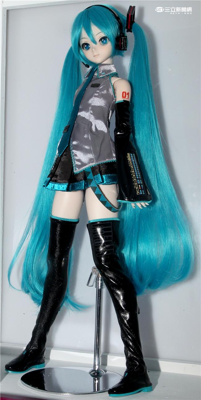 「看得見的聲音：初音未來」特展，日本空運來台原汁原味以玻璃纖維特製人形偶，1比1完美比例打造，讓粉絲體驗偶像的真實感。（記者邱榮吉/攝影）