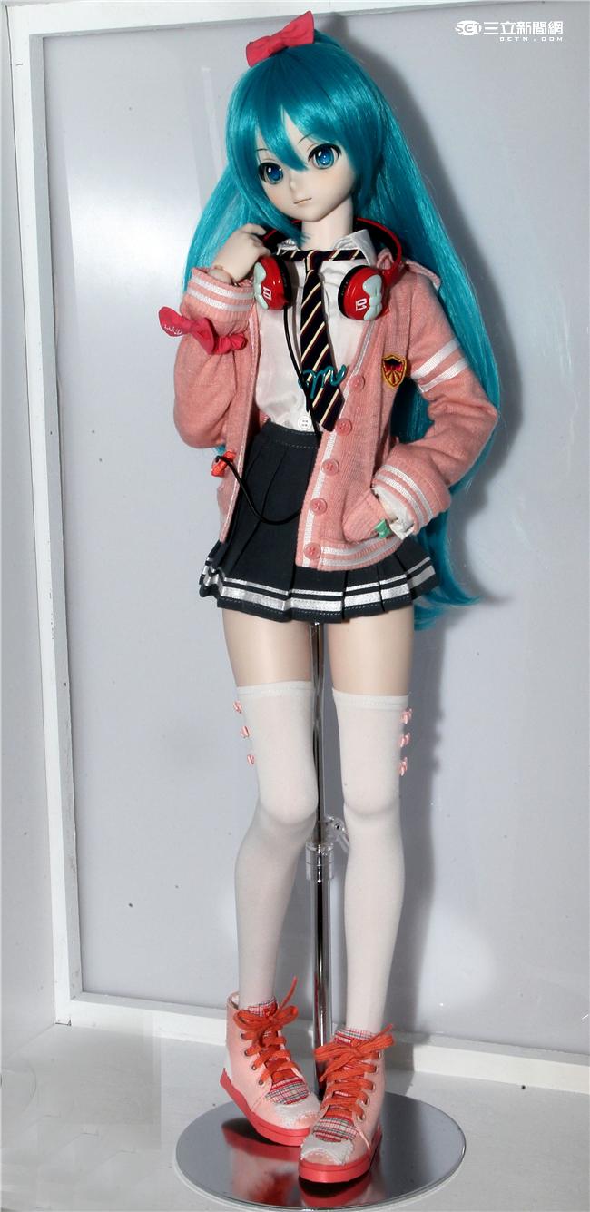 「看得見的聲音：初音未來」特展，日本空運來台原汁原味以玻璃纖維特製人形偶，1比1完美比例打造，讓粉絲體驗偶像的真實感。（記者邱榮吉/攝影）