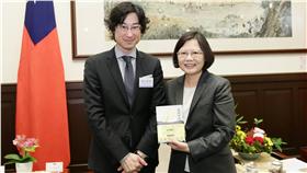 ▲蔡英文會面「直木賞」得主王震緒（圖／翻攝自蔡英文臉書）