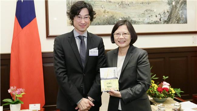 見直木賞台籍作家　蔡英文竟大聊貓咪