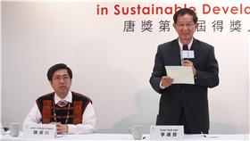 唐獎永續發展獎公布／唐獎第二屆得獎人公布記者會18日在台北舉行，唐獎評選委員會總召集人、前中研院長李遠哲（右）公布永續發展獎得主。左為唐獎教育基金會執行長陳振川。（中央社記者吳翊寧攝）