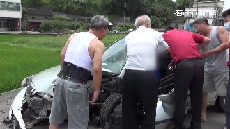 翁自撞電線桿困車內　民眾拿鐵撬救援
