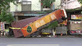 婦墜樓壓垮遮雨棚　樓下攤販無辜遭殃