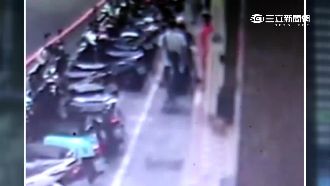 母女被狗追著跑　飼主沒道歉反踹車