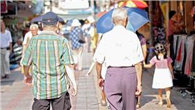 老人（圖／攝影者SungHsuan Wang, Flickr CC License）
https://www.flickr.com/photos/wasimark/2652360083/in/dateposted/ 