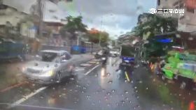 F雨天兩車撞1200