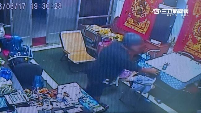 有事嗎？怪男闖屋偷竊　順手摸男童頭