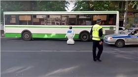 俄羅斯,機器人,逃走（圖／翻攝自YouTube）
https://www.youtube.com/watch?v=BDaNz-M8Cq8