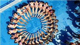 超模,泳裝,美腿,花朵（圖／翻攝自中國日報）
http://pic.chinadaily.com.cn/2016-06/18/content_25757969_5.htm