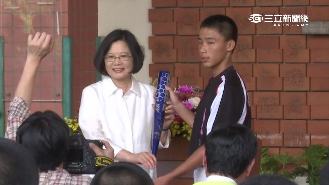 蔡英文捐新書版稅　贈棒球小將球具
