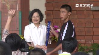蔡英文捐新書版稅　贈棒球小將球具