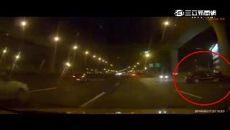 轎車遭內側車失控衝撞　乘客甩飛車外