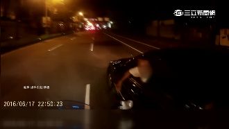 重機騎快車道錯了？賓士惡意逼車嗆聲