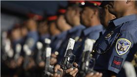 菲律賓警察在新年來臨之際會舉行封槍儀式（圖／翻攝自微博）