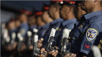 影／畫面驚悚！菲律賓警要下屬當槍靶