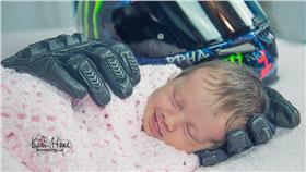 照片,感人,故事,重機,手套,女嬰,金‧史東,凱瑟琳(臉書 https://www.facebook.com/153341830830/photos/a.156603605830.155416.153341830830/10154059052730831/?type=3&theater)