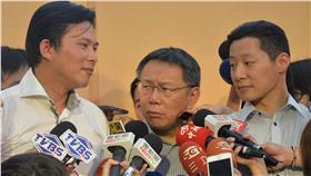 時代力量台北市本部開幕成立大會19日舉行，台北市長 柯文哲（前中）出席，一起烤牛肉，立委黃國昌（前左 ）表示時代力量將進軍台北市議員選舉。 中央社記者孫仲達攝 105年6月19日