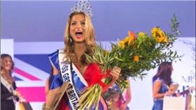 英國小姐公開滾床單，遭拔除后冠。（圖／翻攝自每日郵報）