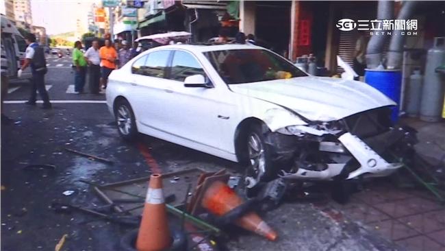未成年開BMW　鳳梨攤商遭撞命危