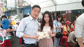 林昶佐與豬肉公主合照_林昶佐臉書