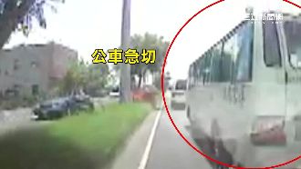 公車急切擦撞後照鏡　轎車險撞分隔島