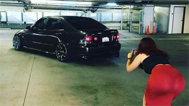 她幫轎車拍照　彎腰秀絕美「車尾燈」