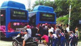 公車,意外,夾頭（圖／翻攝自貴州都市報）
http://news.gog.cn/system/2016/06/19/014971226.shtml