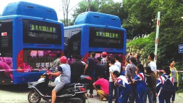 乘客頭不慎伸出窗外　慘遭2公車夾爆