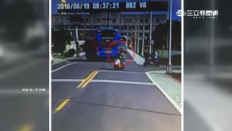 三寶騎士未禮讓！高速右轉險撞遊覽車