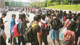 台中市立圖書館外的排隊人潮圖／台中文化局提供