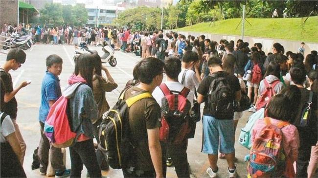 每日千人進館擠爆　圖書館嚴格抓佔位