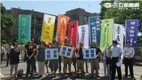 經濟民主連合陣線等團體到行政院陳情。（圖／記者盧素梅攝）