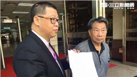 律師魏憶龍與陳進福家屬。（圖／記者潘千詩攝影）