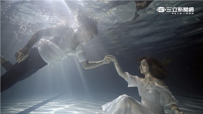 王傳一眼睛雷射敬業下水浪漫牽手魏蔓