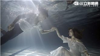 王傳一眼睛雷射敬業下水浪漫牽手魏蔓