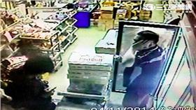 菲律賓籍勞工達文（左）前年打劫雜貨店，持螺絲起死刺死林姓老闆（右）。（圖／翻攝畫面）