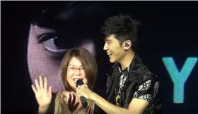 畢書盡母親來台
（圖／YouTube）