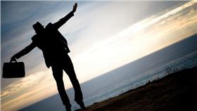 上班族、公事包、跳、舞、日落（Flickr/Mish Sukharev）
https://goo.gl/Ogwbhz