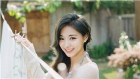 TWICE成員子瑜與攝影師李廷鎮合作拍攝的畫報。（圖／翻攝自PHOLAR網站）