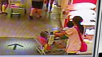 坐姿大NG！　2歲男童腿卡賣場推車