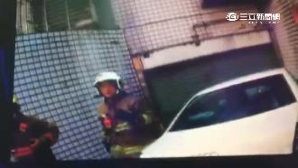 下坡打D檔、拉手煞車　女遭自車輾斃