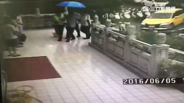 士官長搭霸王車　警局辱警還使大外割