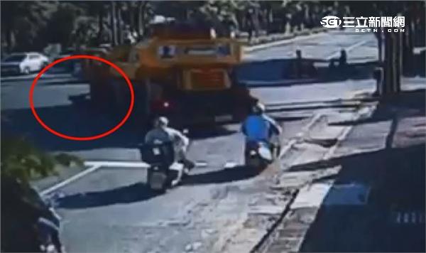 吊車輾斃騎士