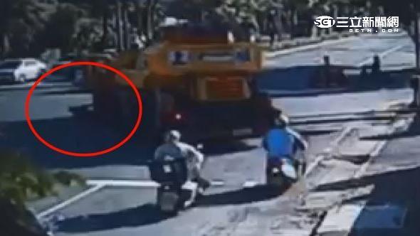 影／吊車撞倒機車　騎士掙扎仍遭輾斃