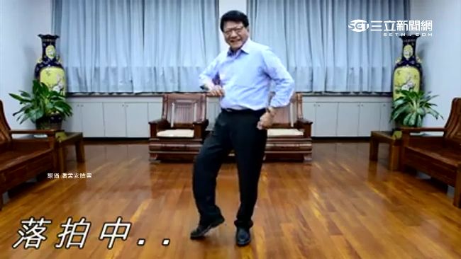 影／潘孟安跳癡情玫瑰花　笑翻畢業生