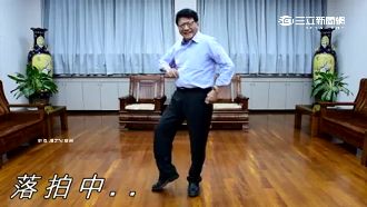 影／潘孟安跳癡情玫瑰花　笑翻畢業生