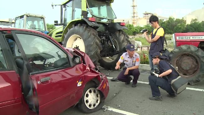 轎車疑爆胎失控撞耕耘機　釀一死三傷